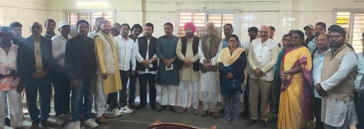 workers gather in Chutia