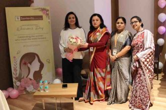 Reshma Sahu Executive Director Sentevita Hospital receiving Women of Impact Award Jharkhand.