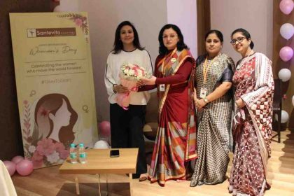 Reshma Sahu Executive Director Sentevita Hospital receiving Women of Impact Award Jharkhand.