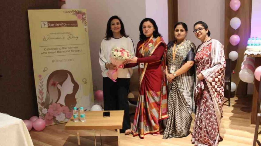 Reshma Sahu Executive Director Sentevita Hospital receiving Women of Impact Award Jharkhand.