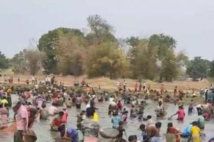 चान्हो-टांगर-गांव-सरहुल-मछली-पकड़ने-की-परंपरा-झारखंड