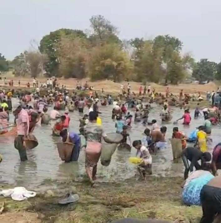 चान्हो-टांगर-गांव-सरहुल-मछली-पकड़ने-की-परंपरा-झारखंड