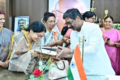 CM Hemant Soren interacting with female MLAs in Jharkhand Assembly on Women's Day.