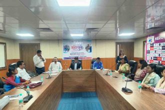 रांची डी़डीसी सौरभ कुमार भुवानिया जल महोत्सव पखवाड़ा का दीप प्रज्वलित कर शुभारंभ करते हुए।