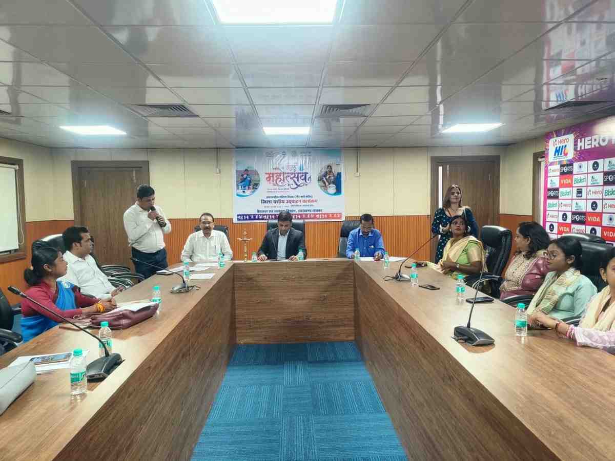 रांची डी़डीसी सौरभ कुमार भुवानिया जल महोत्सव पखवाड़ा का दीप प्रज्वलित कर शुभारंभ करते हुए।