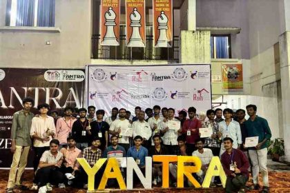 IIIT रांची के यंत्र’26 रोबोटिक्स फेस्ट में विजेता टीम को पुरस्कृत करते निदेशक प्रो. राजीव श्रीवास्तव और अन्य गणमान्य व्यक्ति।