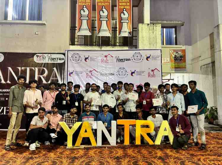 IIIT रांची के यंत्र’26 रोबोटिक्स फेस्ट में विजेता टीम को पुरस्कृत करते निदेशक प्रो. राजीव श्रीवास्तव और अन्य गणमान्य व्यक्ति।