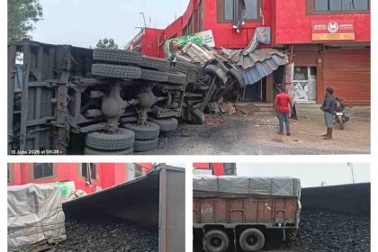 "चंदवा इंदिरा गांधी चौक पर दुकान में घुसा कोयला लदा हाईवा डंपर सड़क दुर्घटना"