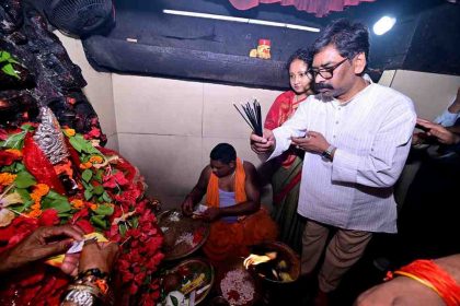 "मुख्यमंत्री हेमंत सोरेन और कल्पना सोरेन माँ दिउड़ी मंदिर तमाड़ में पूजा करते हुए"