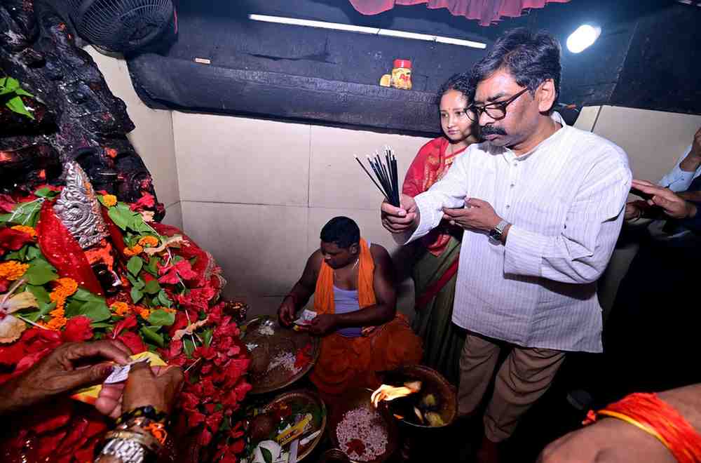 "मुख्यमंत्री हेमंत सोरेन और कल्पना सोरेन माँ दिउड़ी मंदिर तमाड़ में पूजा करते हुए"