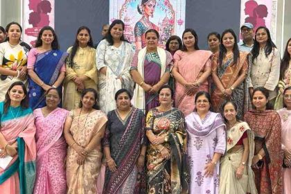 रांची के मारवाड़ी भवन में परंपरा प्रदर्शनी और अपनों की उड़ान कार्यक्रम में शामिल महिला उद्यमी और अतिथि