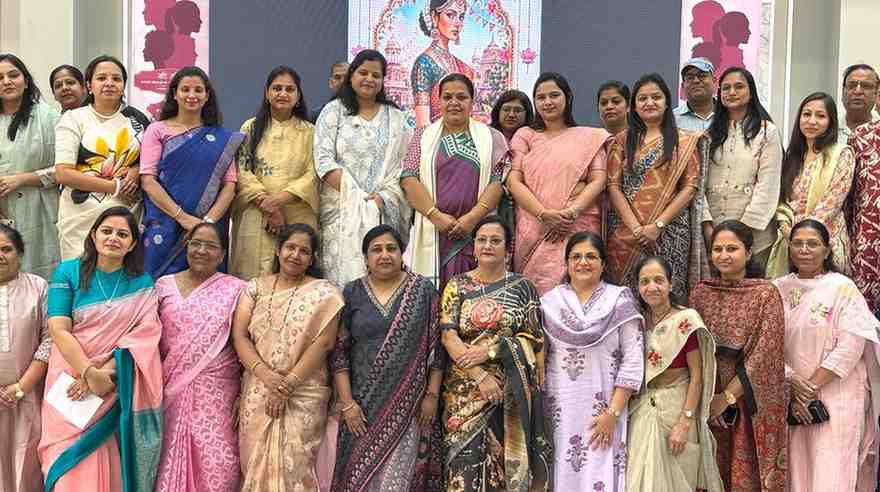 रांची के मारवाड़ी भवन में परंपरा प्रदर्शनी और अपनों की उड़ान कार्यक्रम में शामिल महिला उद्यमी और अतिथि