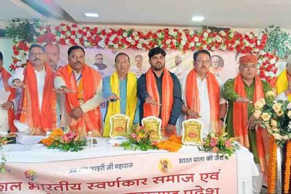 रांची में स्वर्णकार समाज के समारोह में दीप जलाते उप महापौर नीरज कुमार