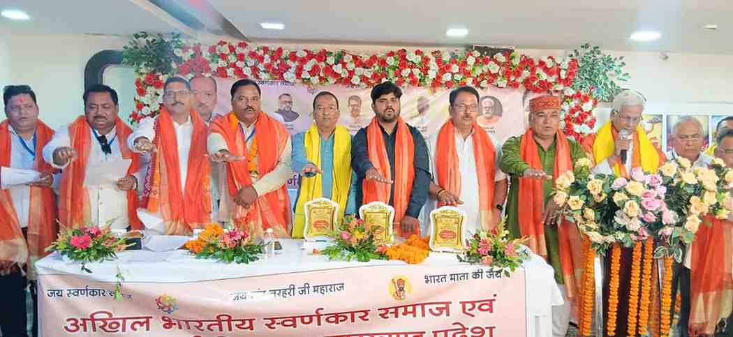 रांची में स्वर्णकार समाज के समारोह में दीप जलाते उप महापौर नीरज कुमार
