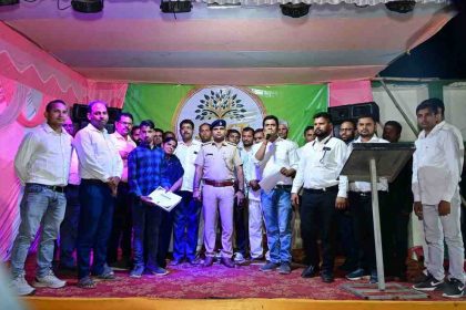 झारखंड जनकल्याण ट्रस्ट के प्रतिभा सम्मान समारोह में पुरस्कार लेते मेधावी छात्र और उपस्थित अतिथि